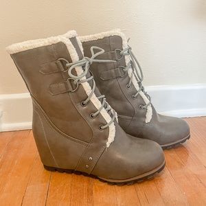 Wedge leather bootie